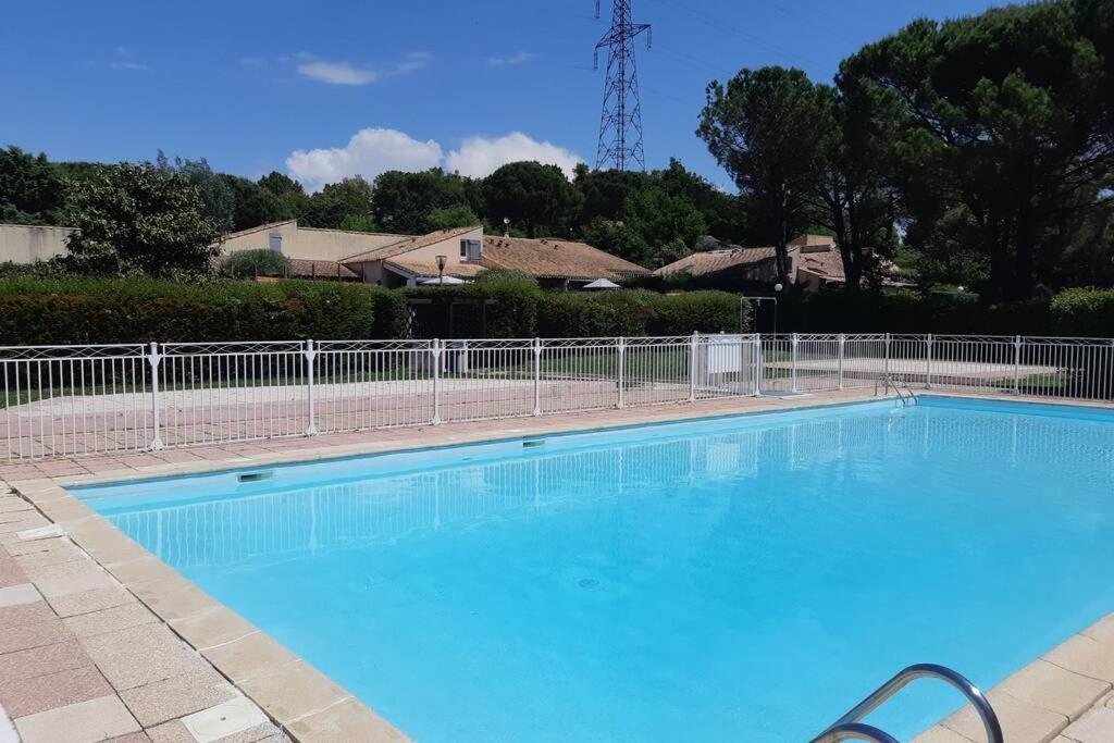 Mazet Dans Residence Avec Piscine Bagnols-en-Forêt Exterior foto
